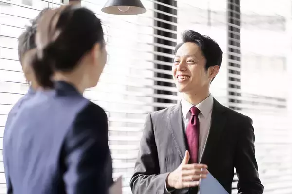 「仕事のデキる人は｢朝一番の15分｣がまるで違う…トップコンサルの個室に貼ってある｢130人の顔写真｣の意味」の画像