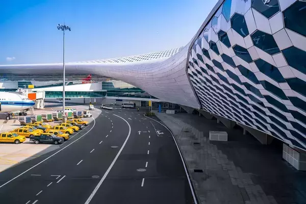 ｢年末年始は海外旅行｣が30%増…エルメスでもディオールでもない､富裕層が空港の待ち時間でお金を落とす"場所"