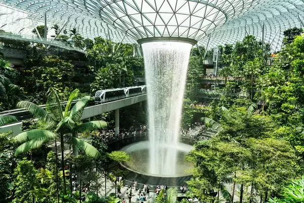 「｢年末年始は海外旅行｣が30%増…エルメスでもディオールでもない､富裕層が空港の待ち時間でお金を落とす"場所"」の画像