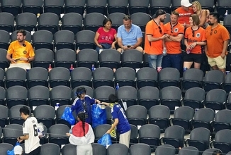 正直､素直に喜べない…W杯での｢日本人サポーターによるゴミ拾い｣がいまだに世界から称賛される背景