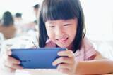 「子供からスマホを取り上げてはいけない…知能をグングン伸ばす家庭が見せている"動画"の中身」の画像1