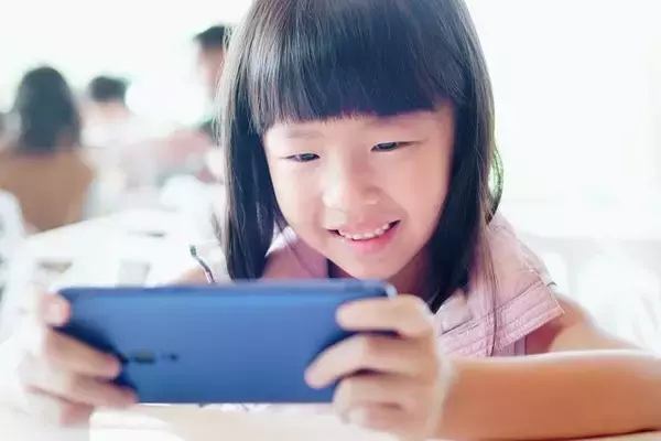 子供からスマホを取り上げてはいけない…知能をグングン伸ばす家庭が見せている"動画"の中身