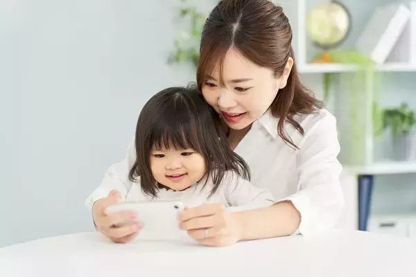 「子供からスマホを取り上げてはいけない…知能をグングン伸ばす家庭が見せている"動画"の中身」の画像