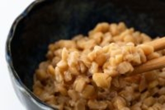 納豆に一つまみかけるだけ…血液サラサラ効果と全身の老化防止効果を爆上げするどこの家にもある"調味料"