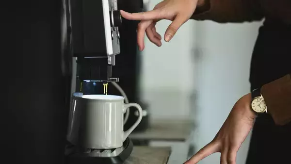 ｢午後のコーヒー｣が睡眠の質を下げている...最新研究でわかった､23時に寝る人が｢最後に飲んでいい時間｣【カフェイン3選】