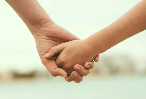 「｢手を繋いでくれんかね｣すがる認知症の老母に｢それだけはできない｣と答えた50代娘の幼い頃の悲しいトラウマ」の画像