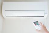 「そりゃ夏の電気代がかさむわけだ…｢上か下か真ん中か｣効率的に涼しい空間をつくる"冷房の風の向き"」の画像1