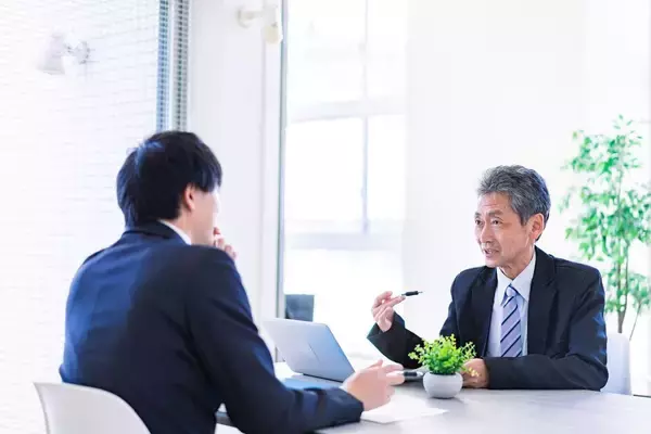 「だから部下と"世間話"しか話せない…面談で本音を引き出すのがうまい上司が座っている｢真正面｣以外の場所」の画像