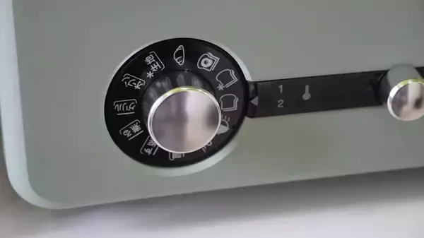 「｢7990円のニトリ｣とトーストでは互角だが…家電プロが｢3万9000円のアラジン｣で毎回感動する料理の名前」の画像