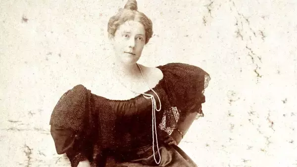 「彼女がハーバード卒の弁護士と結婚したショックで踊り出した…ハーンがアメリカ時代に唯一心許した美人作家」の画像