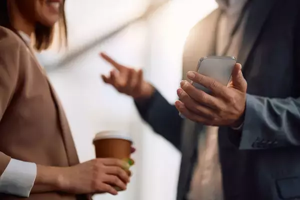 ｢次があるので｣では冷たい印象を残す…長話を上手に切り上げる人が繰り出す“便利な質問ワード”