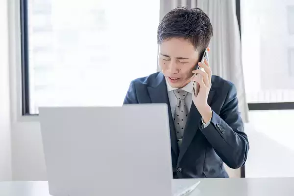 「｢次があるので｣では冷たい印象を残す…長話を上手に切り上げる人が繰り出す“便利な質問ワード”」の画像