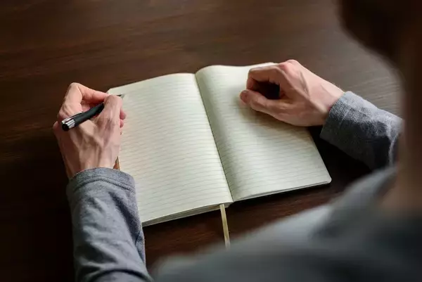 「ノートを開いて"この3つ"を書き留めるだけ…｢やめられない悪習慣｣を断ち切る"最強のメモ術"」の画像