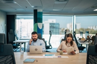 議事録でもメールでもチャットでもない…マッキンゼーのコンサルが会議欠席者への情報共有に使う意外な手段