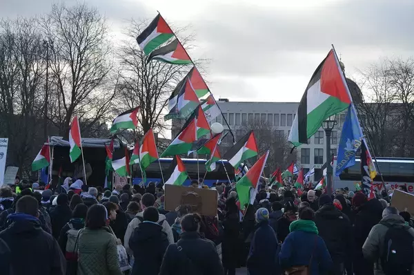 「互いに｢恥を知れ｣と罵り合う…ホロコースト追悼の日のベルリンで露呈した"決定的な分断"」の画像