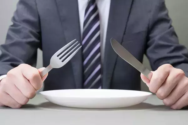 ｢格安スマホ｣と｢安くて早いランチ｣では損する…ホリエモンが｢ケチらずお金を注ぎ込め｣と説く"2つの投資先"