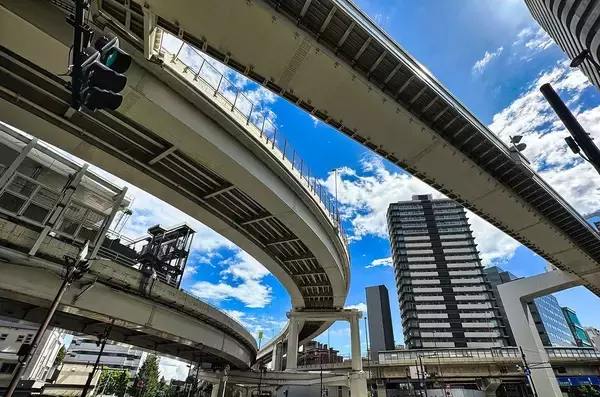 「日本の高速道路はもうボロボロ…NEXCO3社が1兆円の｢大規模リニューアル工事｣を急ぐ納得の理由【2025年12月BEST】」の画像