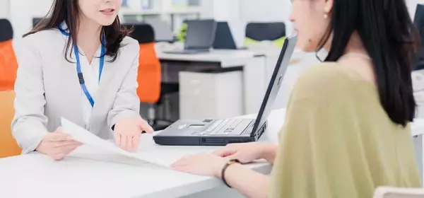 「風呂には1カ月以上入らず洗面台は吸い殻で埋まった…うつを患い失業した30代女性を救った相談員の言葉」の画像