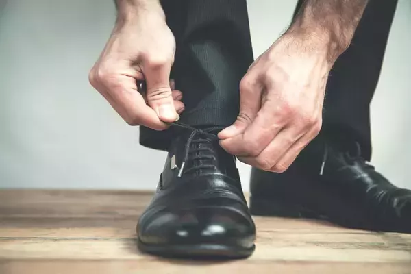 ｢ビジネスマンの革靴離れ｣が止まらない…｢痛いし疲れる履物｣を脱いだ大人たちが代わりに履き始めたもの