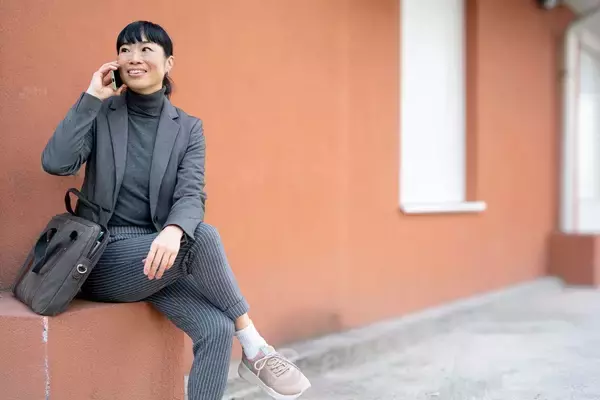 「｢ビジネスマンの革靴離れ｣が止まらない…｢痛いし疲れる履物｣を脱いだ大人たちが代わりに履き始めたもの」の画像