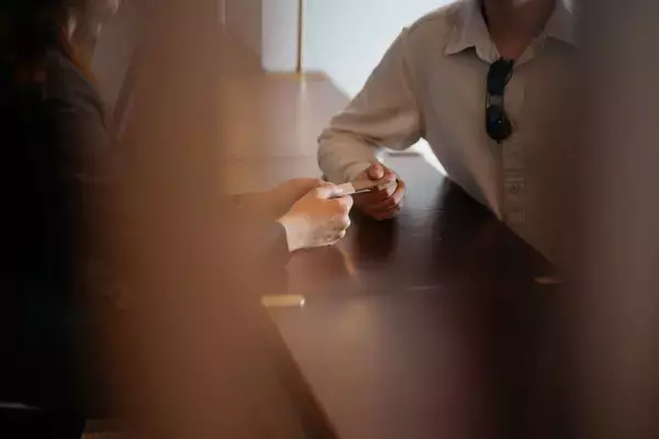「新幹線の隣の席にいる"親切な人"に要注意…有罪確定の元詐欺師が明かす｢詐欺師が夏休みに向かう場所｣」の画像