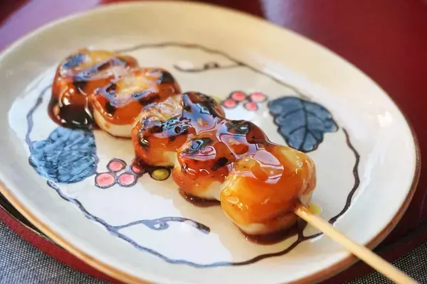 「夫を30代で亡くした女性は､店に70年立ち続ける…｢1日500本のみたらし団子｣を売る97歳がノートに刻む言葉」の画像