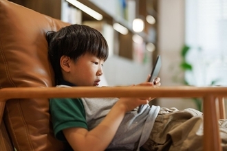 朝礼で立っていられず､手をまっすぐ上げられない…医師が警告する"小学生のヨボヨボ化"という異変