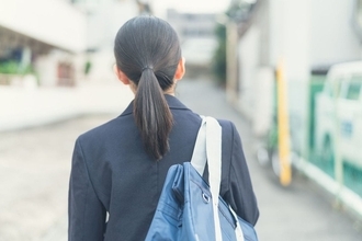 マフラー､うちわの使用禁止だけではない…｢ポニーテールの高さ｣まで校則で指定する信じがたい理由