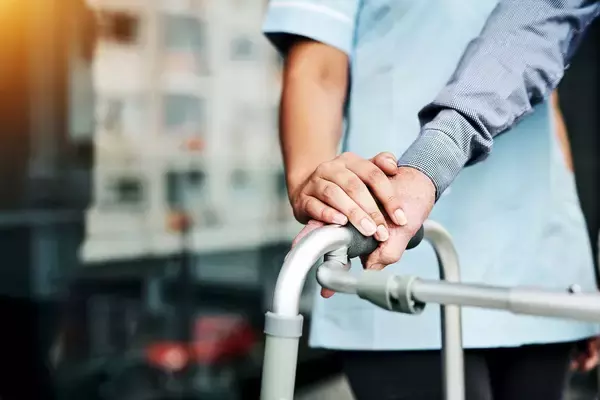 命にかかわる決断を3秒で下した…脳出血で倒れた出口治明に｢自力で歩くこと｣を諦めさせた理学療法士の言葉