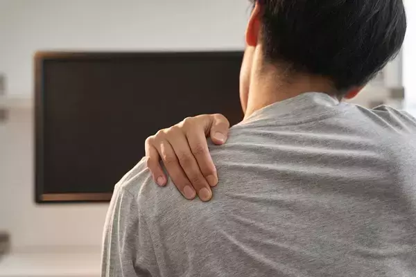 そりゃ仕事後｢体バキバキ｣になるワケだ…｢ただの疲れではない｣スマホとPCが引き起こす"現代人の身体リスク"