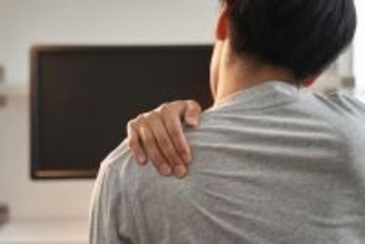 そりゃ仕事後｢体バキバキ｣になるワケだ…｢ただの疲れではない｣スマホとPCが引き起こす"現代人の身体リスク"