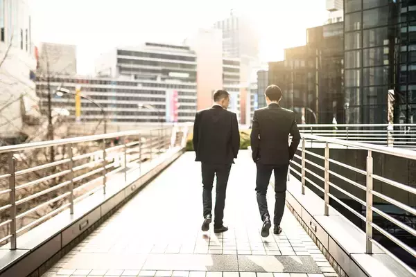 寒い雑談をどう挽回するか…｢今日も曇ってますねぇ｣というただの天気の話を盛り上げる"斬新な展開のさせ方"