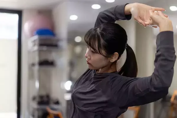 必要なのは柔軟性でも筋力でもない…年を重ねても動きにキレがある人の"みぞおち抜き腕落下トレーニング"