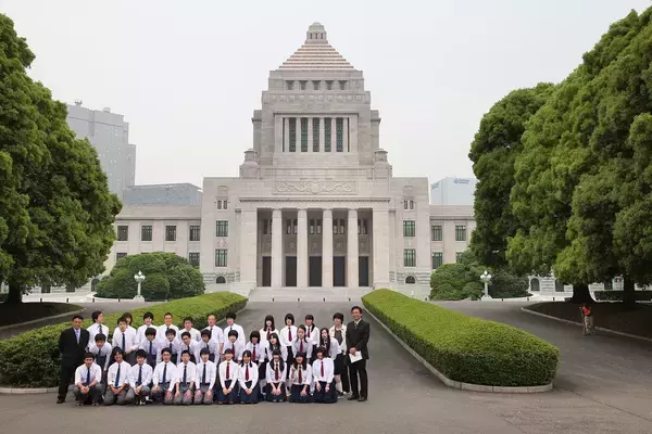「テレビ中継で｢居眠り姿｣を晒しているのに…国会議員が｢修学旅行生の案内｣は絶対におろそかにしない理由」の画像