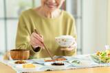 「だから転んだだけで｢寝たきり老人｣になる…医師が｢50歳過ぎたらもっと食べて｣と勧めるスーパーで買える食材」の画像2
