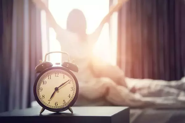 「｢早く寝て明日に備える｣は大人には不可能…体内時計が作り出す｢徹夜明けでも眠れない魔の時間帯｣の正体」の画像