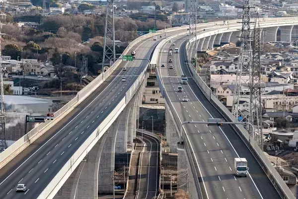 日本の高速道路はもうボロボロ…NEXCO3社がせっせと高速料金を徴収し続ける｢やむを得ない｣事情