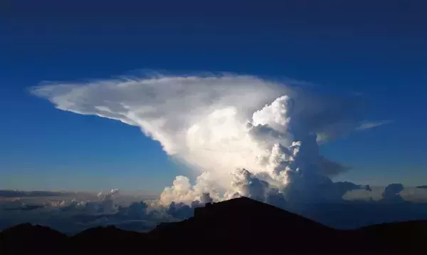 「見逃すと突然の土砂降りに見舞われる…雲研究者が｢これを見かけたら即逃げて｣という"空のサイン"」の画像