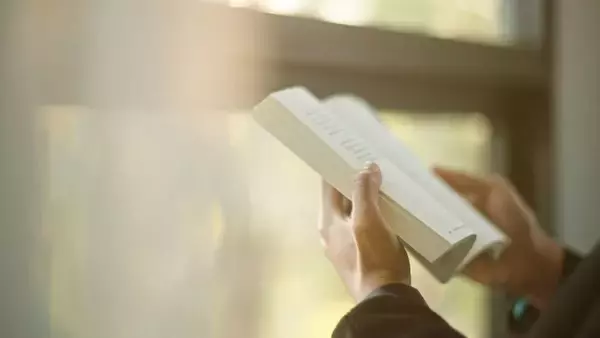 「ウォーキングよりも音楽よりも効果的…｢6分でストレスを最大68%軽減する｣ゴロゴロしながらできること【2025年12月BEST】」の画像