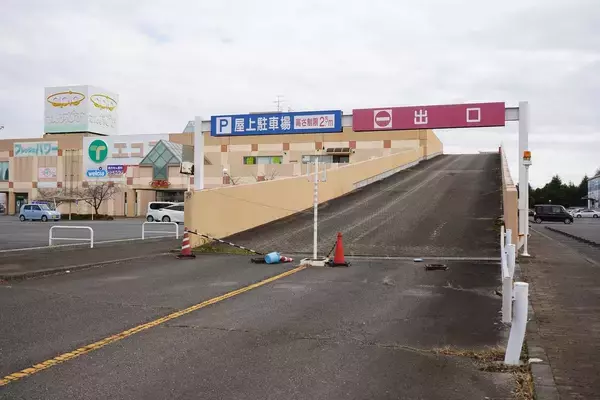 「40→4店舗に激減､館内は｢立入禁止｣の張り紙だらけ…バブル崩壊直後にできた｢茨城の廃墟モール｣のいま」の画像