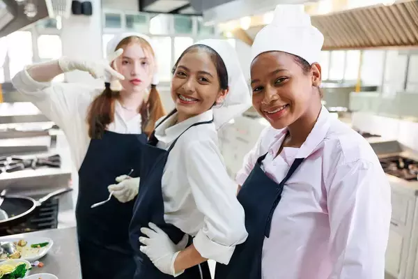 「社員にやらせるには荷が重すぎる…電車通勤&専属秘書ナシの日高屋･創業者(85)が今も現場で行う地道な仕事」の画像