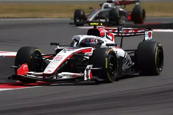 豊田章男から｢諦めた夢｣を託された…数学偏差値35→世界で11人だけの｢F1チーム代表｣になった日本人の正体