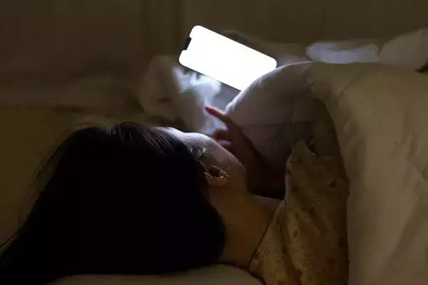 目覚めのスッキリ感が劇的に変わる…｢寝室でもどうしてもスマホを手放せない人｣にお勧めの“設定”