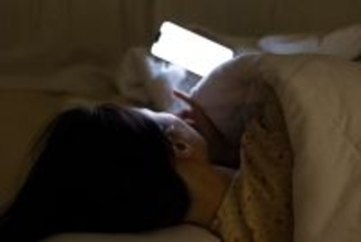 目覚めのスッキリ感が劇的に変わる…｢寝室でもどうしてもスマホを手放せない人｣にお勧めの“設定”