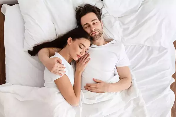 「愛犬と一緒に寝ると飼い主の睡眠は悪化する…最新研究でわかった｢ベッドで一緒に寝ていい相手･ダメな相手｣」の画像