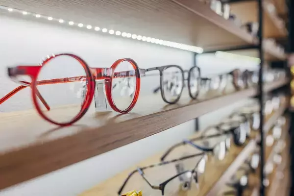 東京､大阪を捨て｢陸の孤島｣にあえて出店…弱小メガネ店が業界トップの眼鏡市場､JINSを出し抜いた｢奇策｣