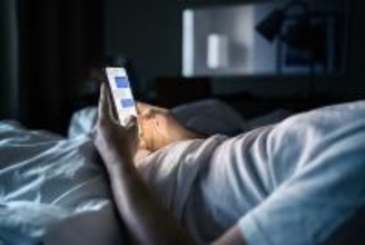 ｢寝る前はスマホ厳禁｣はウソだった…睡眠の専門家が｢ブルーライト悪者説｣を否定する"科学的根拠"