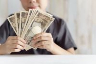 47歳で資産1億達成の元会社員厳選｢新NISA投資本｣は…訳書が並ぶ中､唯一選ばれた年2回発行の｢日本の雑誌｣