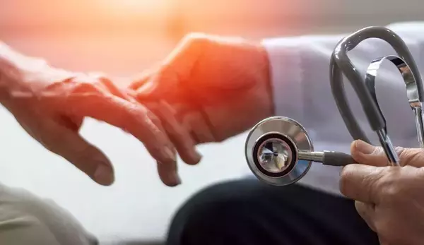 「ベッドに横たわる90歳の母は｢早く死なせて｣と懇願した…60代男性が｢今も後悔している｣と語る"母の最期"」の画像