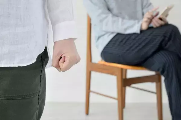 イライラするのは生物学上"当たり前"…専門家が教える｢深呼吸でも甘いものでもない｣数秒で心を静める行動